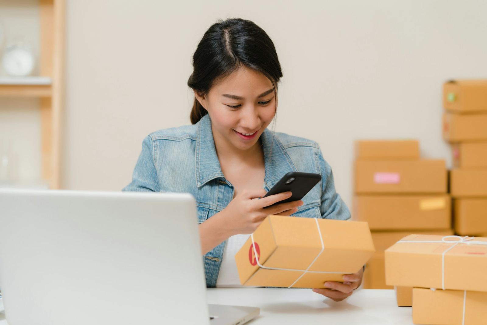 Staf mengecek paket dan dokumen pengiriman